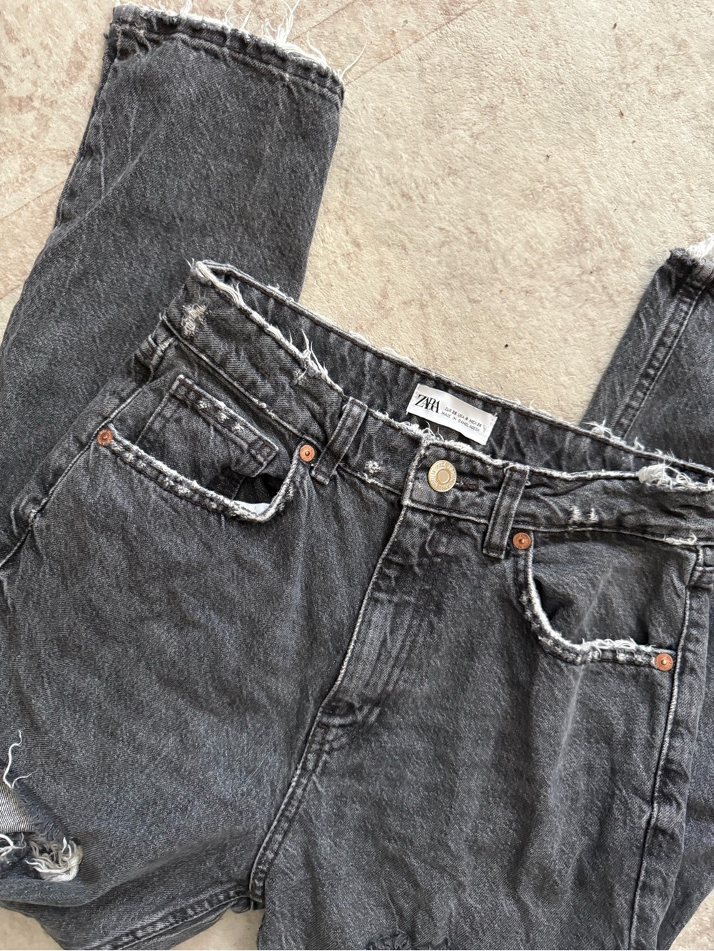 Zara Black Distressed High-Rise Jeans with Frayed Hem - Picture 2 of 6